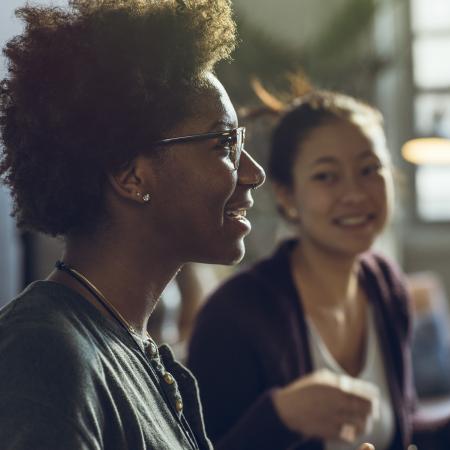 Mujer cuidando a su amigo: Pfizer Clinical Trials