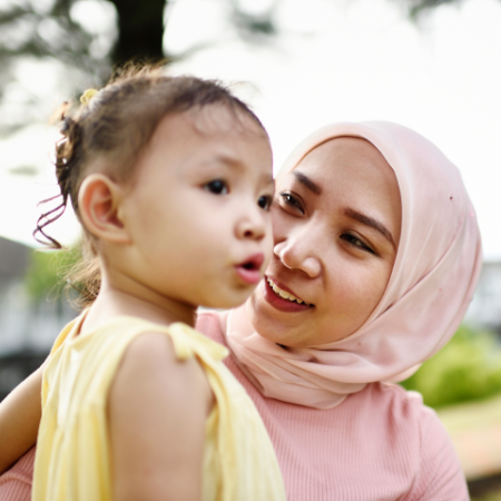 Participante de un estudio clínico pediátrico y su madre juntas