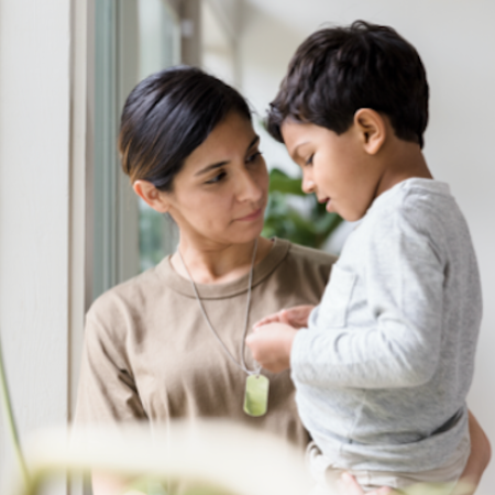 Madre sosteniendo a su hijo, participante en el estudio clínico de enfermedades raras